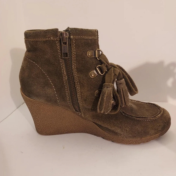 Mia Olive Green Suede Brisk Wedge Booties in Size 8 - Picture 8 of 12